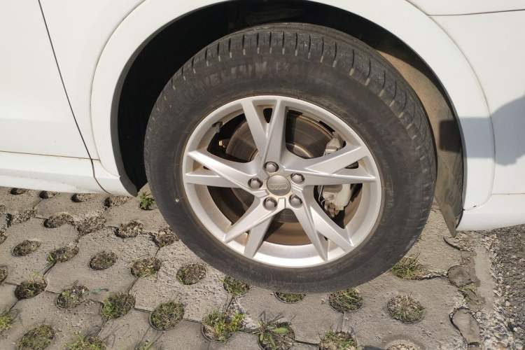 Used Audi Q3 2017 30 TFSI Fashion Model Right Front Wheel Hub