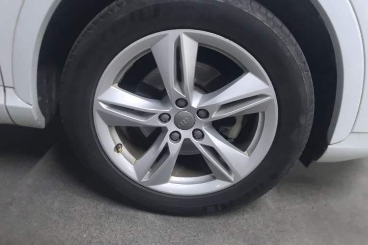 Used Audi Q3 2017 35 TFSI quattro all-wheel drive fashion model Right Front Wheel Hub