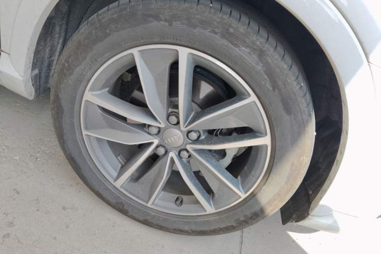 Used Audi Q3 2017 40 TFSI quattro all-wheel-drive sport model Right Front Wheel Hub
