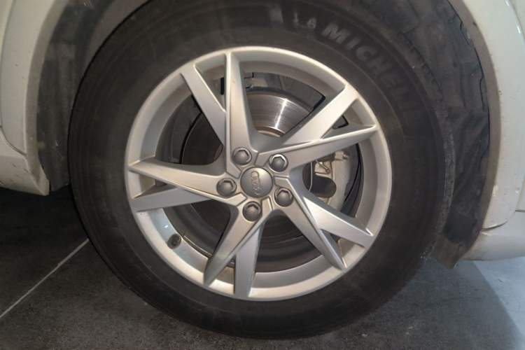 Used Audi Q3 2017 35 TFSI Fashion Model Right Front Wheel Hub