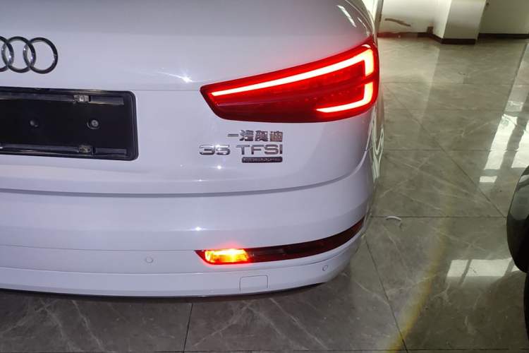 Used Audi Q3 2017 35 TFSI quattro all-wheel drive fashion model Right Rear Taillight
