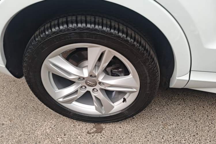 Used Audi Q3 2017 35 TFSI quattro all-wheel-drive sport model Right Rear Wheel Hub
