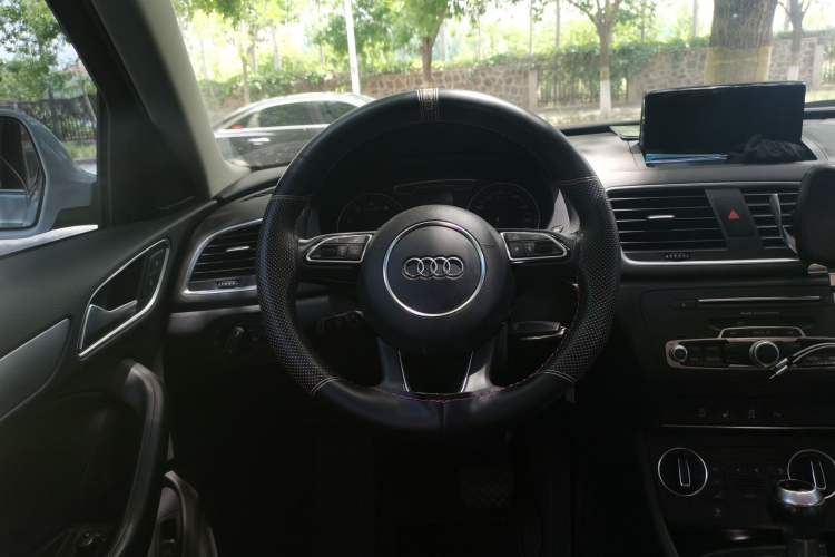 Used Audi Q3 2017 30 TFSI Fashion Model Steering Wheel