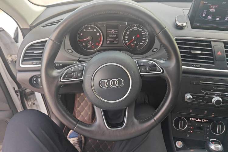 Used Audi Q3 2017 35 TFSI Fashion Model Steering Wheel