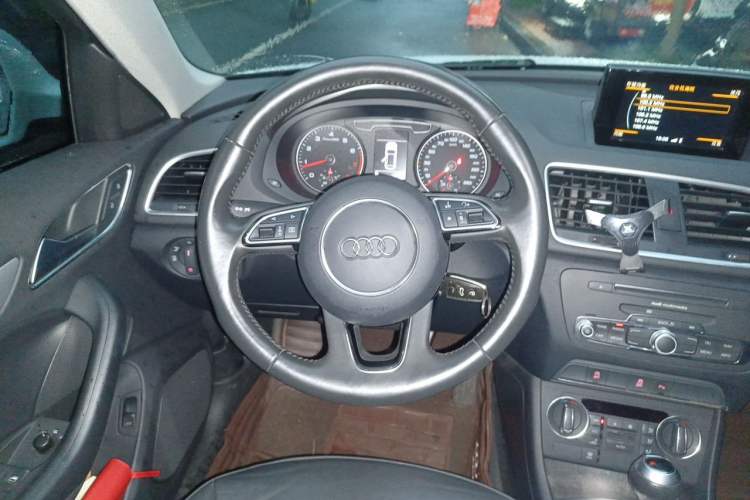 Used Audi Q3 2017 35 TFSI Fashion Model Steering Wheel