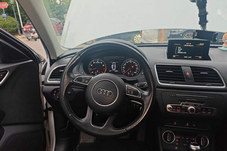 Used Audi Q3 2017 35 TFSI Fashion Model Steering Wheel