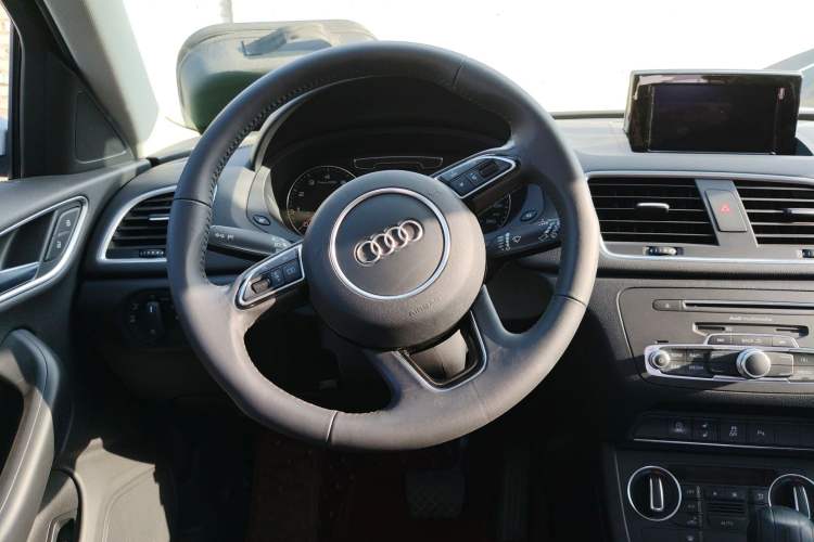 Used Audi Q3 2017 30 TFSI Fashion Model Steering Wheel