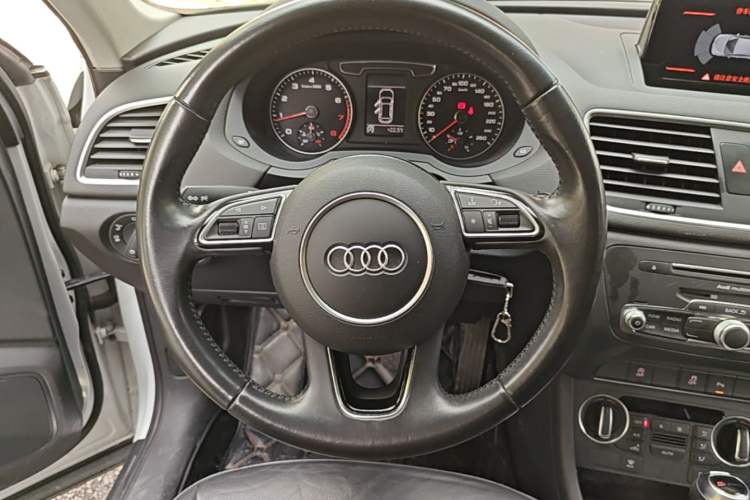 Used Audi Q3 2017 30 TFSI Fashion Model Steering Wheel