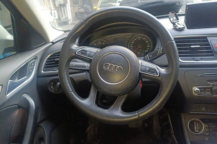 Used Audi Q3 2017 30 TFSI Fashion Model Steering Wheel