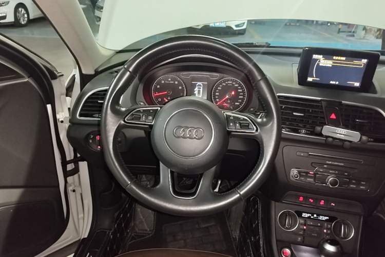 Used Audi Q3 2017 35 TFSI Style Edition Steering Wheel