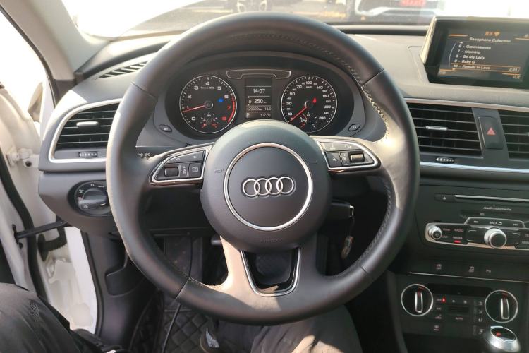 Used Audi Q3 2017 30 TFSI Fashion Model Steering Wheel
