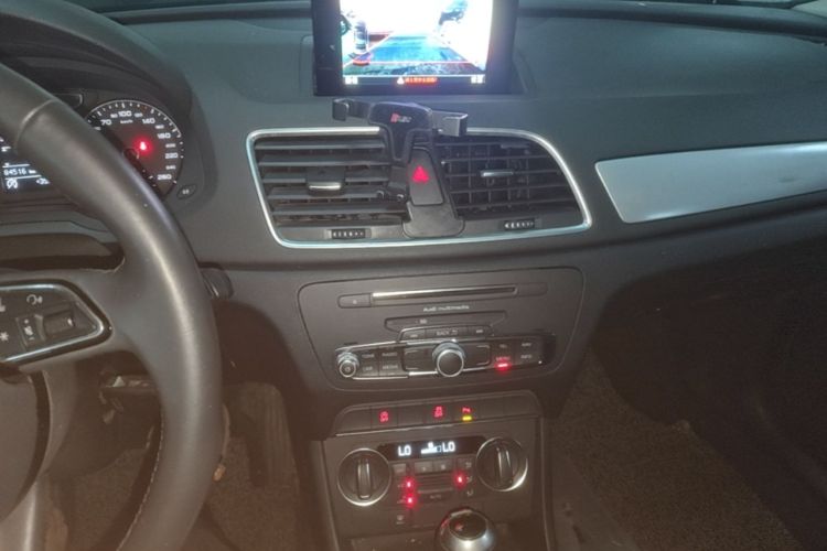 Used Audi Q3 2017 35 TFSI Fashion Model Audio And AC Panel
