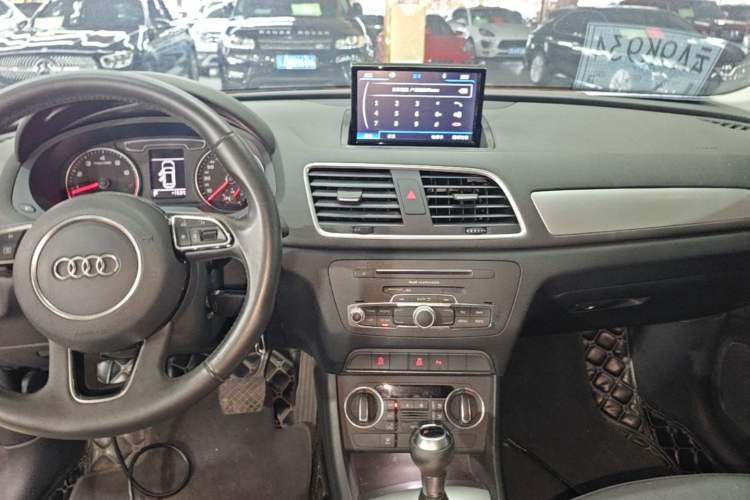 Used Audi Q3 2017 30 TFSI Fashion Model Audio And AC Panel