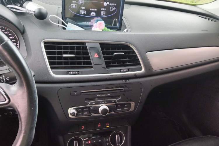 Used Audi Q3 2017 30 TFSI Fashion Model Audio And AC Panel