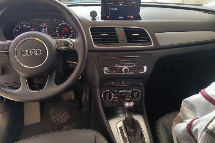 Used Audi Q3 2017 30 TFSI Fashion Model Audio And AC Panel