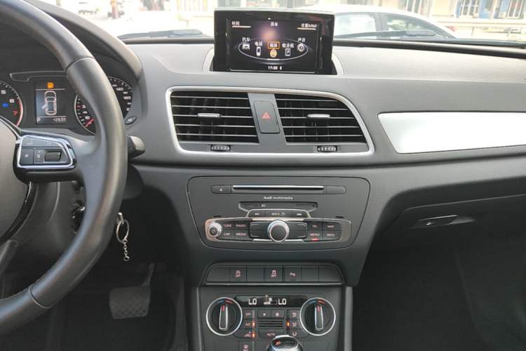 Used Audi Q3 2017 35 TFSI Fashion Model Audio And AC Panel