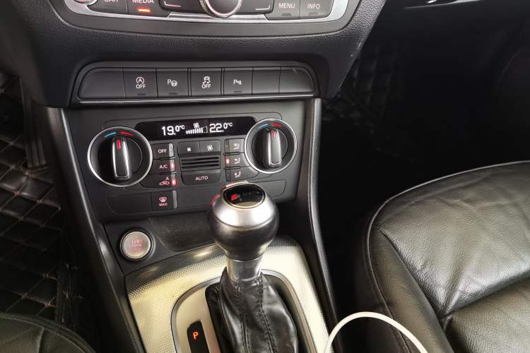 Used Audi Q3 2017 30 TFSI Fashion Model Gear Lever