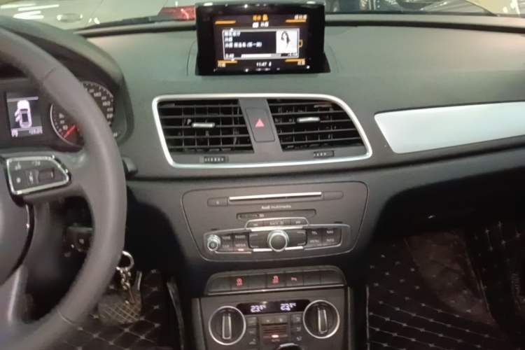 Used Audi Q3 2018 30 TFSI Fashion Edition Collector's Version Audio And AC Panel