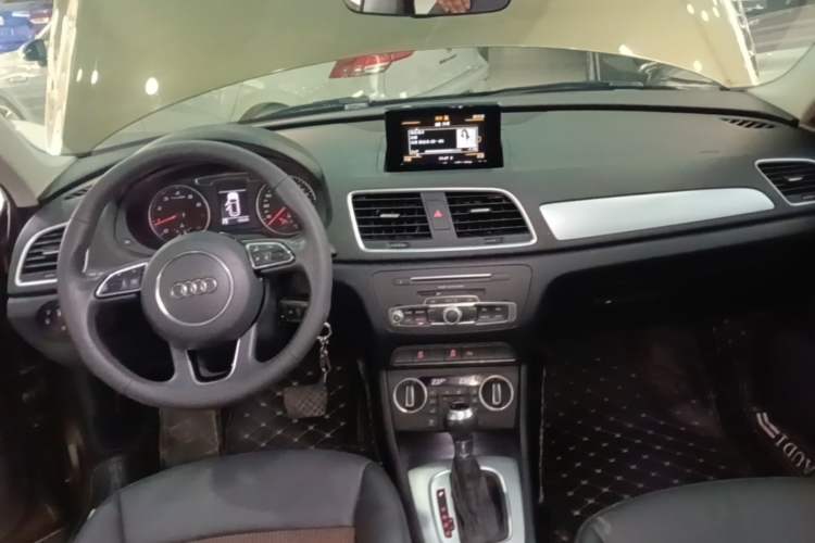 Used Audi Q3 2018 30 TFSI Fashion Edition Collector's Version Center Console