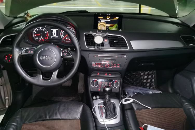 Used Audi Q3 2018 30th Anniversary Edition 30 TFSI Fashion Model Center Console