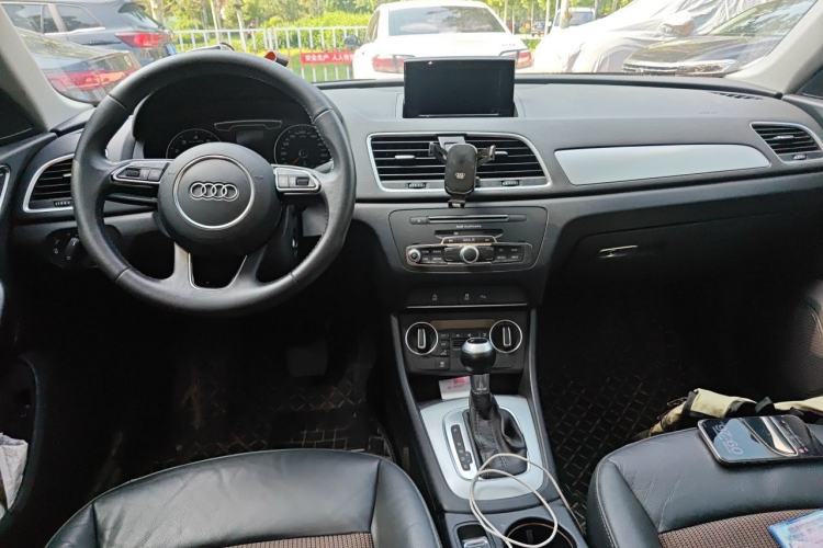 Used Audi Q3 2018 30th Anniversary Edition 30 TFSI Fashion Model Center Console