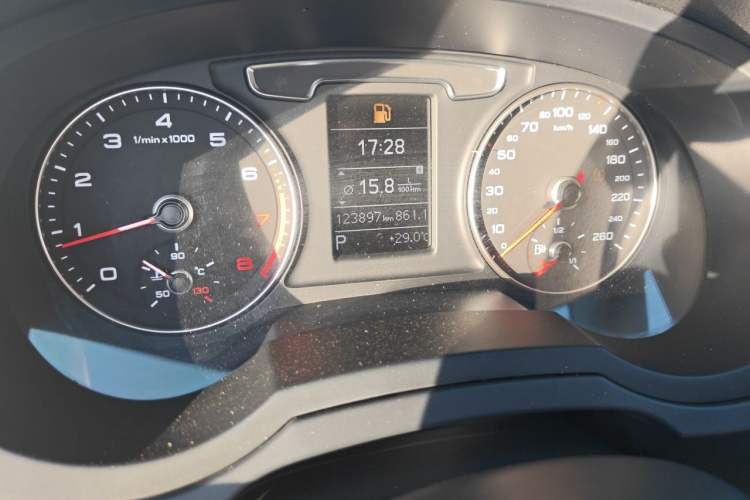 Used Audi Q3 2018 30th Anniversary Edition 30 TFSI Fashion Model Odometer Close Up