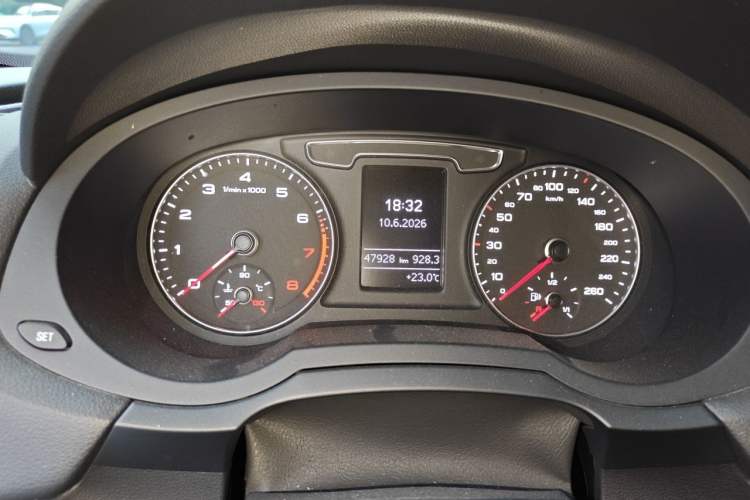 Used Audi Q3 2018 30th Anniversary Edition 30 TFSI Fashion Model Odometer Close Up