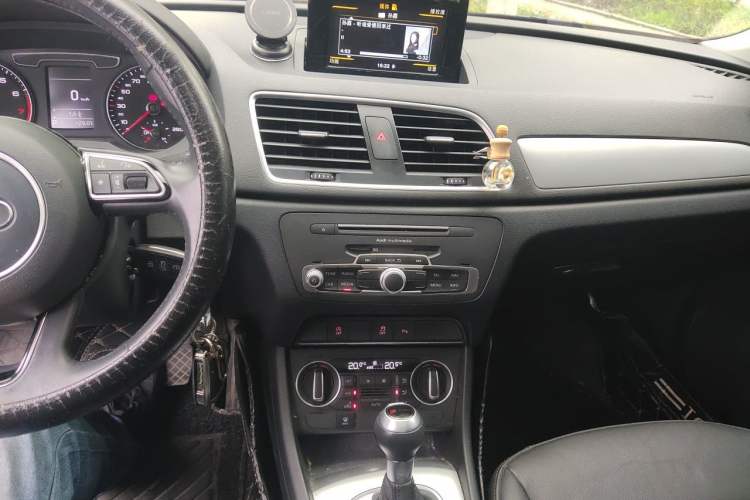Used Audi Q3 2018 30 TFSI Fashion Edition Collector's Version Audio And AC Panel