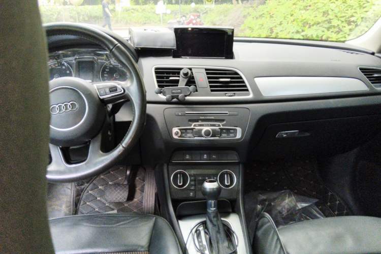 Used Audi Q3 2018 30th Anniversary Edition 30 TFSI Fashion Model Center Console