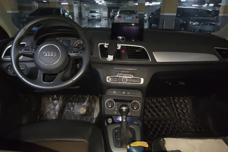 Used Audi Q3 2018 30th Anniversary Edition 30 TFSI Fashion Model Center Console