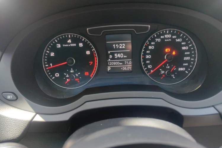 Used Audi Q3 2018 30th Anniversary Edition 30 TFSI Fashion Model Odometer Close Up