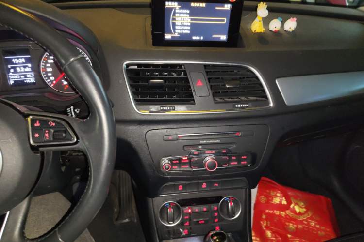 Used Audi Q3 2018 30th Anniversary Edition 30 TFSI Standard Model Audio And AC Panel