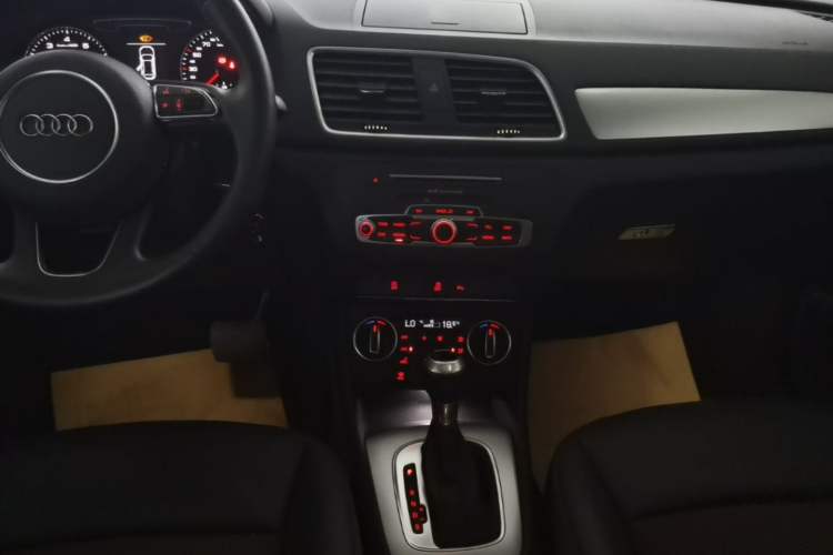 Used Audi Q3 2018 30 TFSI Fashion Edition Collector's Version Audio And AC Panel