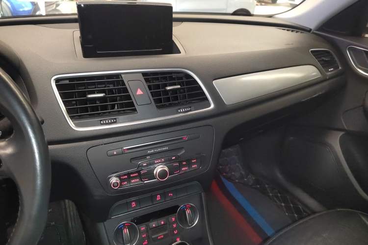 Used Audi Q3 2018 30th Anniversary Edition 30 TFSI Fashion Model Audio And AC Panel