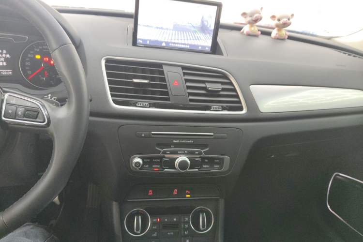 Used Audi Q3 2018 30th Anniversary Edition 30 TFSI Style Model Audio And AC Panel