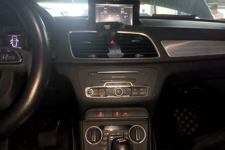 Used Audi Q3 2018 30th Anniversary Edition 30 TFSI Style Model Audio And AC Panel