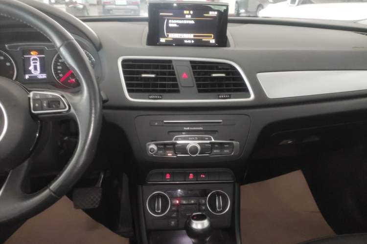 Used Audi Q3 2018 30th Anniversary Edition 30 TFSI Fashion Model Audio And AC Panel