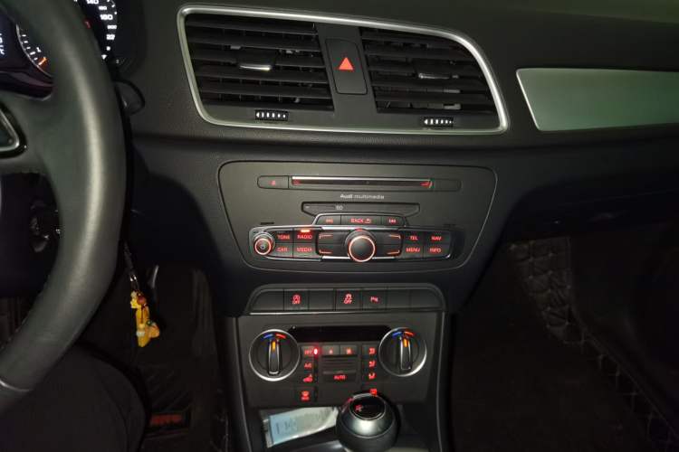 Used Audi Q3 2018 30 TFSI Fashion Edition Collector's Version Audio And AC Panel