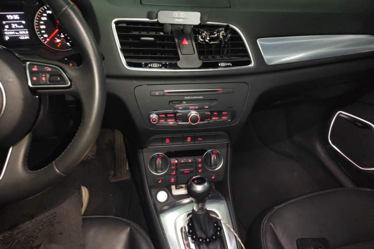 Used Audi Q3 2018 30th Anniversary Edition 30 TFSI Style Model Audio And AC Panel