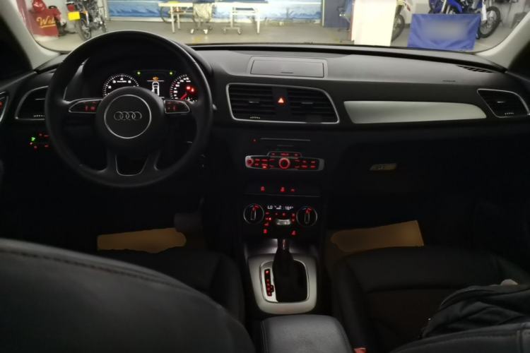 Used Audi Q3 2018 30 TFSI Fashion Edition Collector's Version Center Console