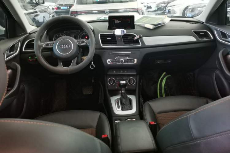 Used Audi Q3 2018 30th Anniversary Edition 30 TFSI Fashion Model Center Console