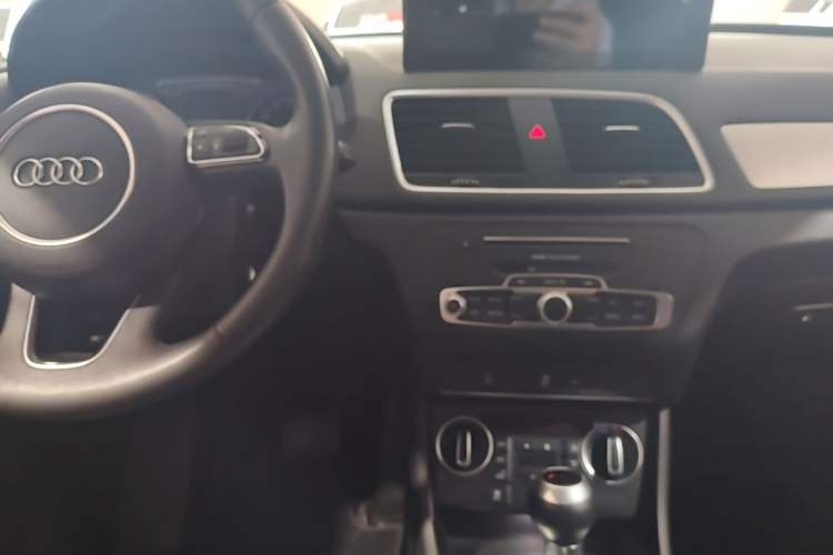 Used Audi Q3 2018 30th Anniversary Edition 30 TFSI Fashion Model Center Console