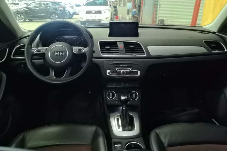 Used Audi Q3 2018 30th Anniversary Edition 30 TFSI Fashion Model Center Console