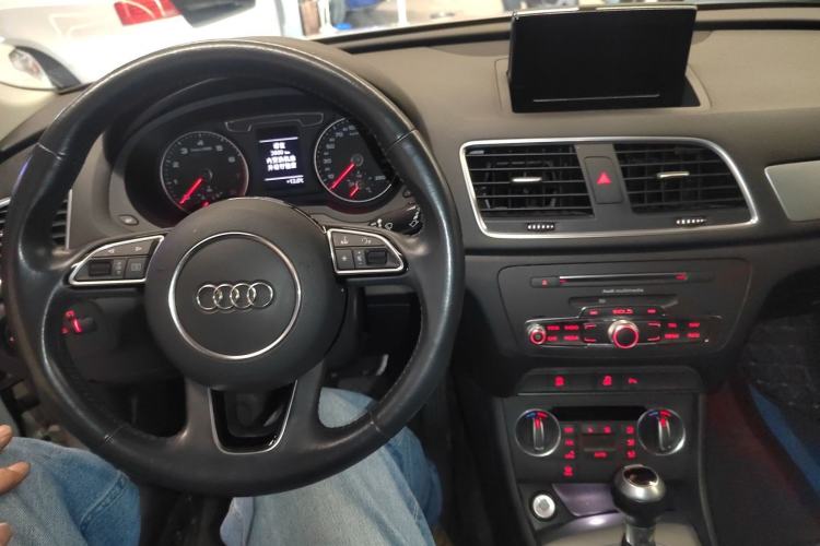 Used Audi Q3 2018 30th Anniversary Edition 30 TFSI Fashion Model Center Console