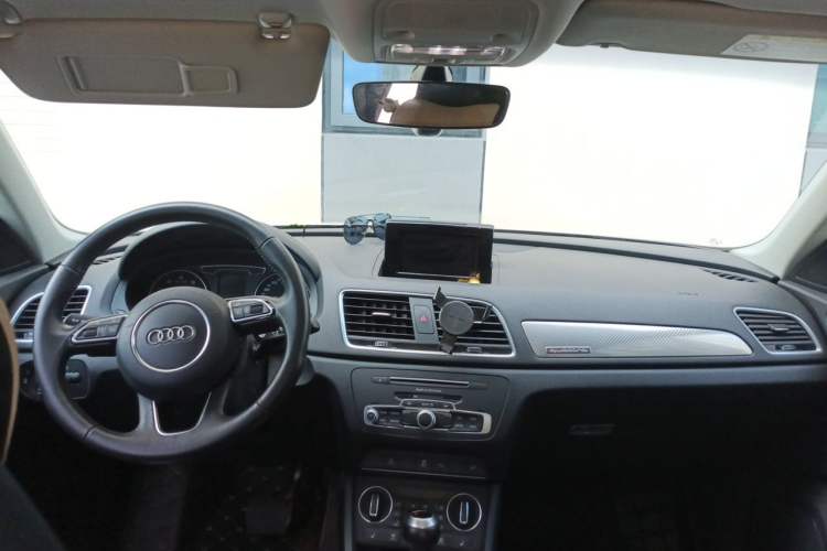 Used Audi Q3 2018 30th Anniversary Edition 35 TFSI quattro all-wheel-drive sport model Center Console