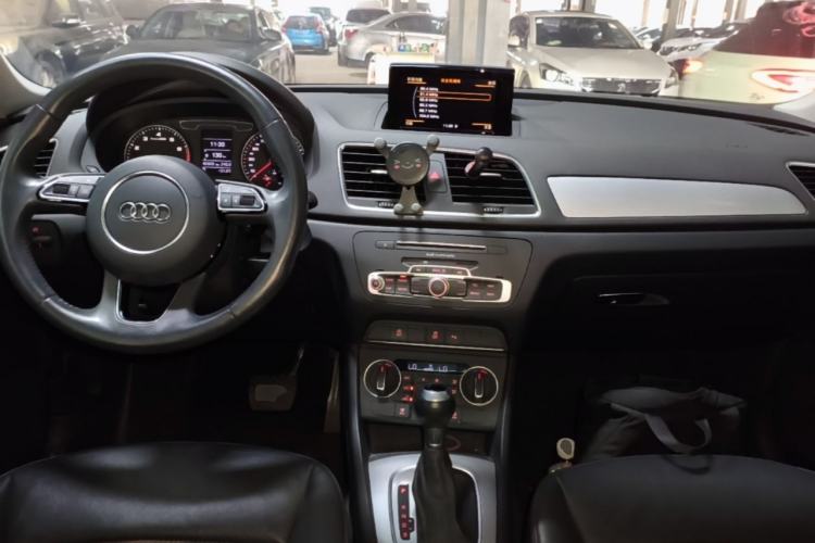 Used Audi Q3 2018 30th Anniversary Edition 30 TFSI Fashion Model Center Console