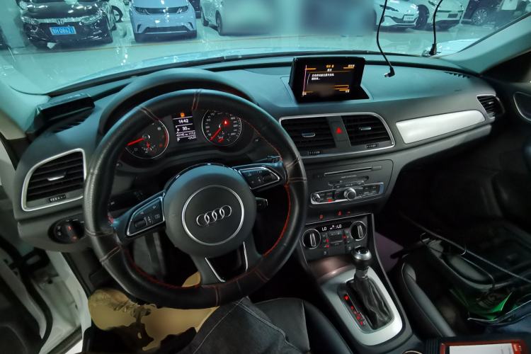 Used Audi Q3 2018 30th Anniversary Edition 30 TFSI Fashion Model Center Console
