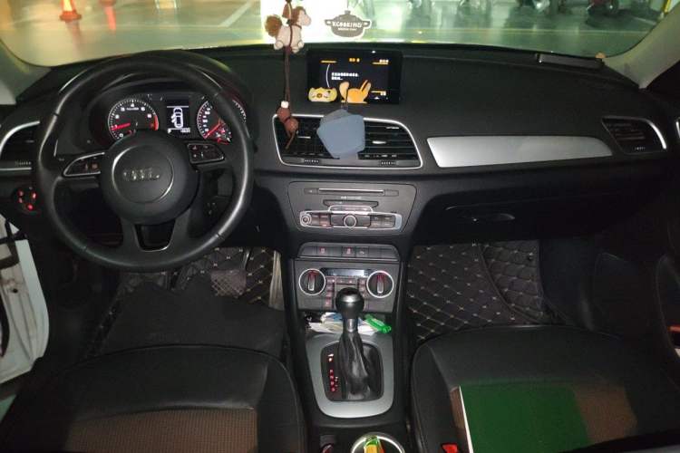Used Audi Q3 2018 30th Anniversary Edition 30 TFSI Fashion Model Center Console