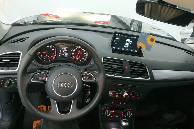 Used Audi Q3 2018 30th Anniversary Edition 30 TFSI Fashion Model Center Console