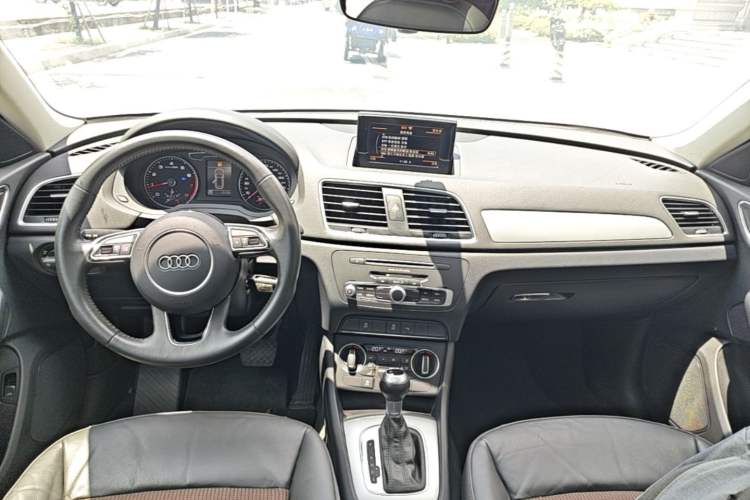 Used Audi Q3 2018 30th Anniversary Edition 30 TFSI Fashion Model Center Console